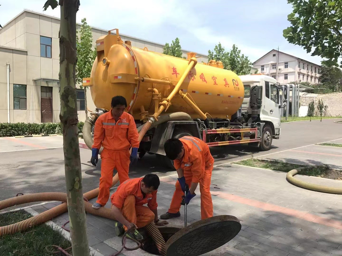 金昌管道疏通车停在窨井附近